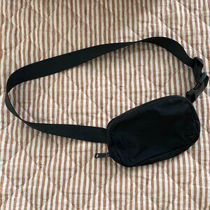 Lululemon everywhere belt bag, black